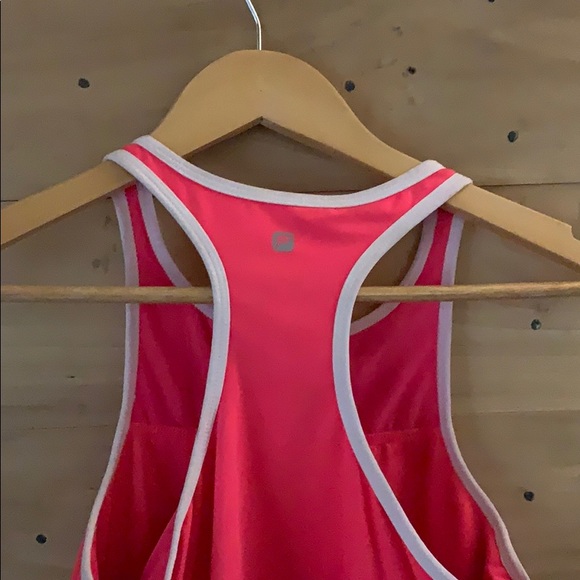 Activewear. Crop Top - Picture 2 of 2